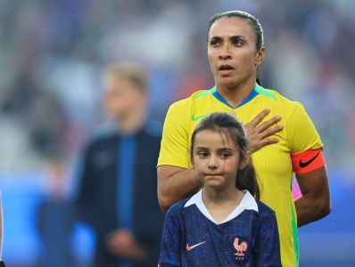 Marta durante amistoso contra a França