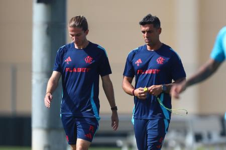 Filipe Luís, técnico do Flamengo, ao lado de Diogo Linhares, preparador físico, em atividade no Estados Unidos