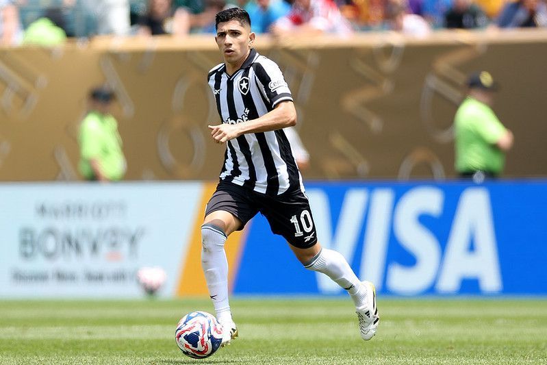 Jornalista detona temporada de Savarino, do Botafogo: 'Parece jogador de Série B'