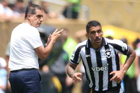 Renato Paiva, técnico do Botafogo, com Allan ao fundo: Glorioso está fora do Mundial de Clubes