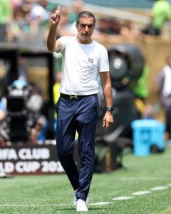 Renato Paiva, técnico do Botafogo, durante a partida contra o Palmeiras no Mundial de Clubes