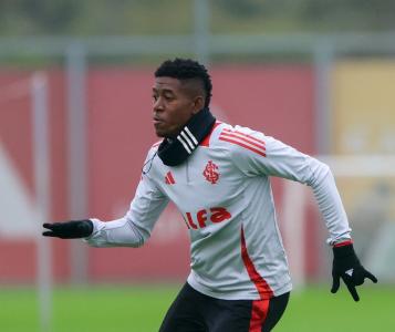 Vitão treinando com o Inter, ainda sem saber se estará presente ou não no duelo contra o Vitória