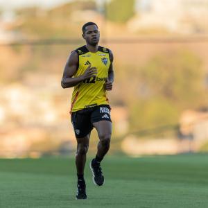 Júnior Santos durante treino do Atlético na Cidade do Galo