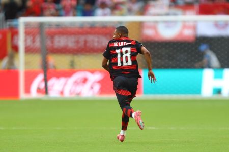 De La Cruz recuperou-se de entorse no joelho esquerdo a tempo de disputar a última partida do Flamengo no Mundial de Clubes
