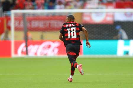 De La Cruz recuperou-se de entorse no joelho esquerdo a tempo de disputar a última partida do Flamengo no Mundial de Clubes