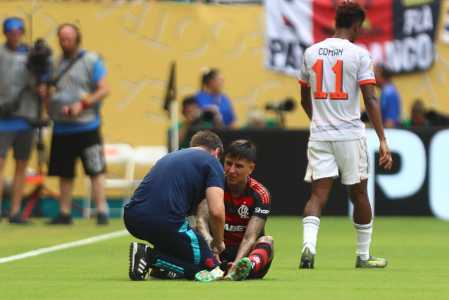 Erick Pulgar, do Flamengo, no momento da fratura sofrida no pé direito em jogo do Mundial de Clubes, contra o Bayern de Munique, nos Estados Unidos