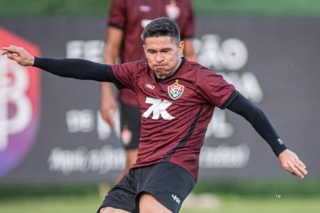 Atacante Osvaldo durante treino do Vitória, em Salvador