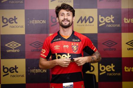 Pedro Augusto posa com a camisa do Sport