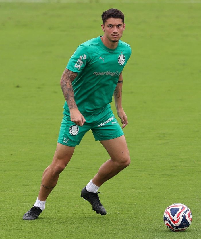 Emiliano pode ser titular contra o Chelsea
