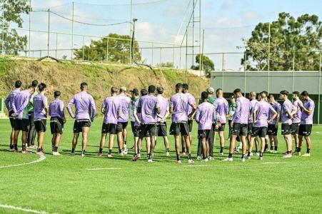 Elenco do América durante treino no CT Lanna Drumond