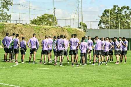 Elenco do América durante treino no CT Lanna Drumond