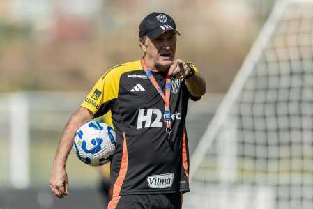 Técnico Cuca comandando treino do Atlético na Cidade do Galo