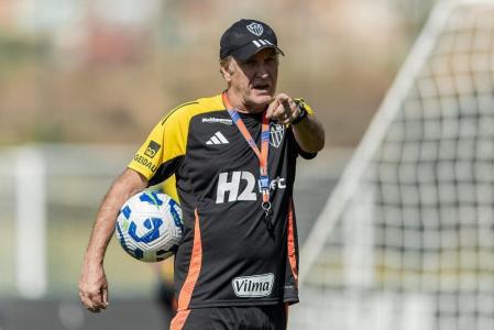 Técnico Cuca comandando treino do Atlético na Cidade do Galo