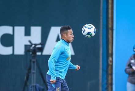 Marlon é titular no time do Grêmio treinado por Mano Menezes