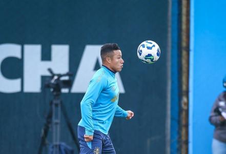 Marlon é titular no time do Grêmio treinado por Mano Menezes
