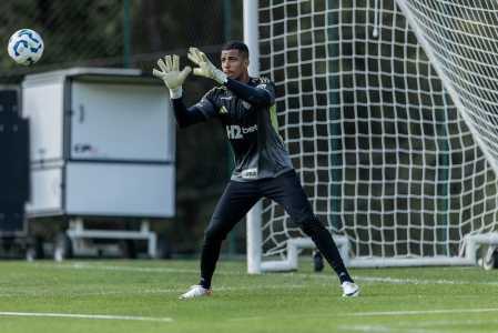 Gabriel Delfim em treino do Atlético na Cidade do Galo