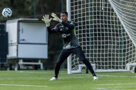 Gabriel Delfim em treino do Atlético na Cidade do Galo