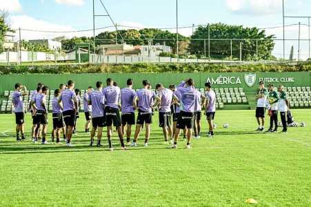 Parte do elenco do América durante treinamento no CT Lanna Drumond