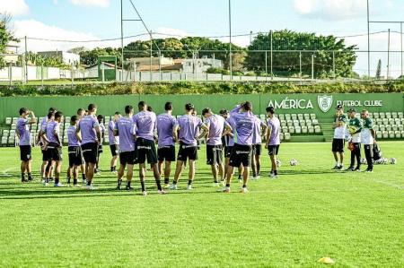 Parte do elenco do América durante treinamento no CT Lanna Drumond