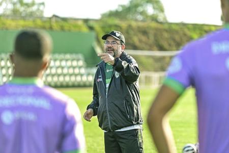 Enderson Moreira, técnico do América