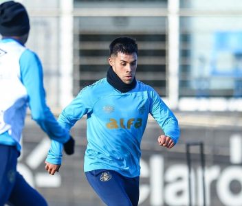 Aravena voltou a treinar no Grêmio após problema físico