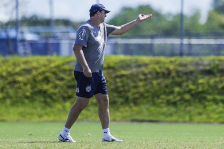 Rogério Ceni dá orientações durante treino do Bahia