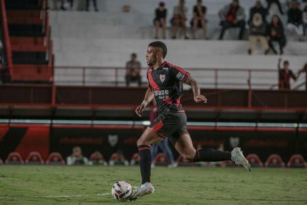 Robert, que pertence ao Atlético, em ação pelo Atlético-GO