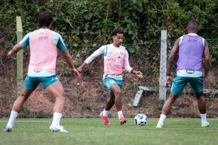 Jogadores do Cruzeiro treinaram em complexo hoteleiro com estrutura esportiva, em Serra, no Espírito Santo