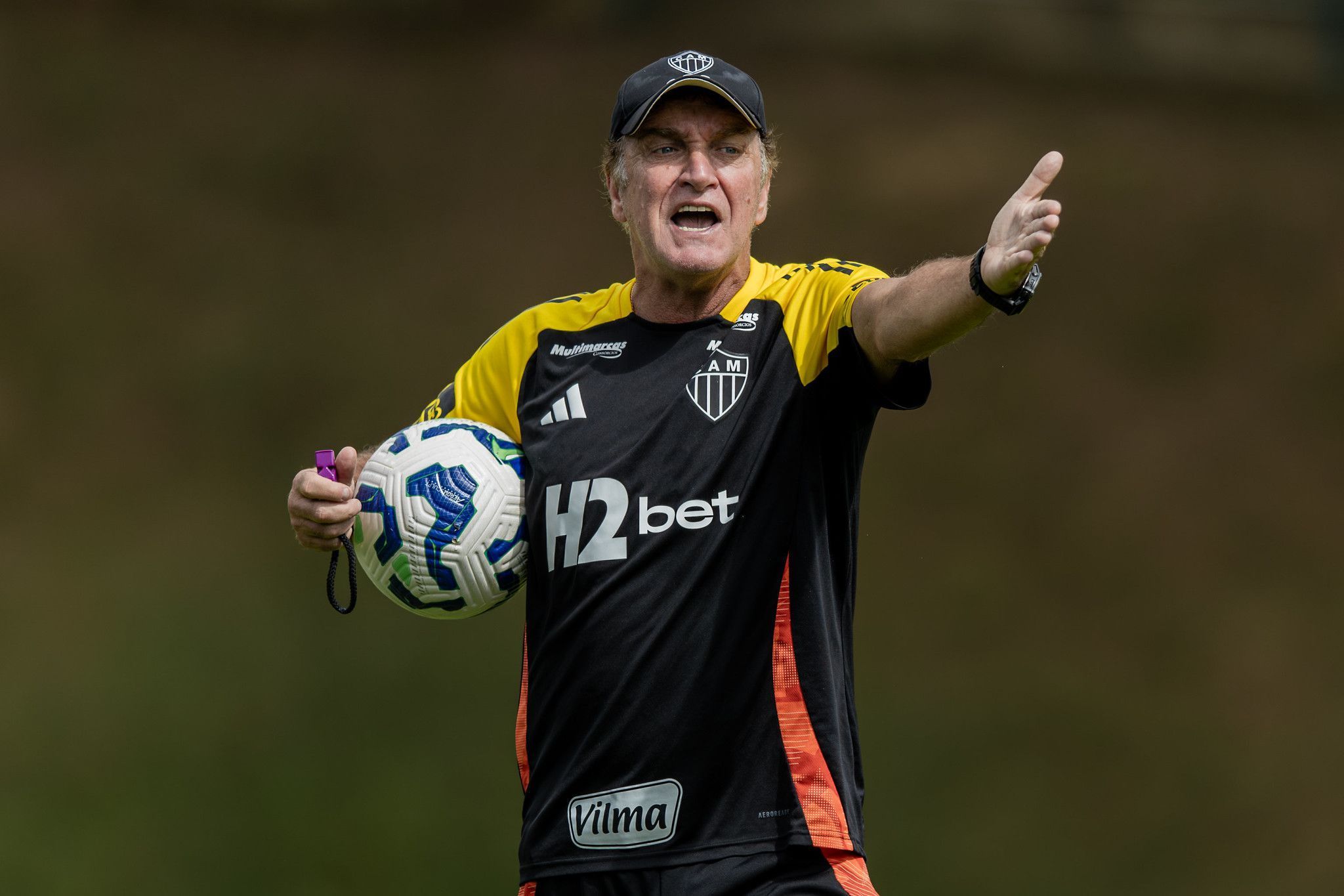Cuca esboça Atlético titular contra o Bahia em treino aberto; volantes viram dúvidas