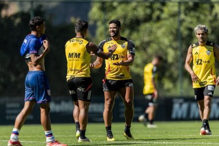 Hulk comemorando gol marcado em jogo-treino do Atlético contra o Betim