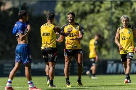 Hulk comemorando gol marcado em jogo-treino do Atlético contra o Betim