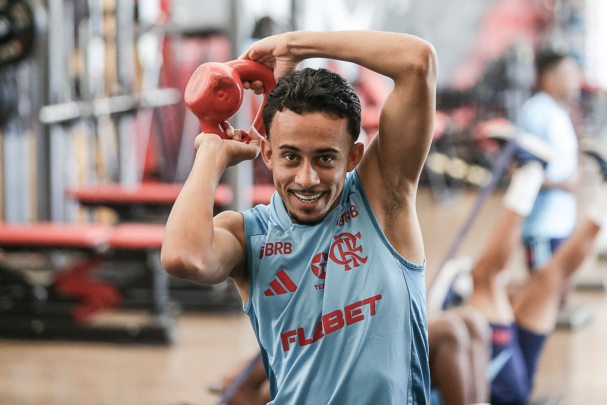 Após negociar com Cruzeiro, jovem volta a ser relacionado no Flamengo