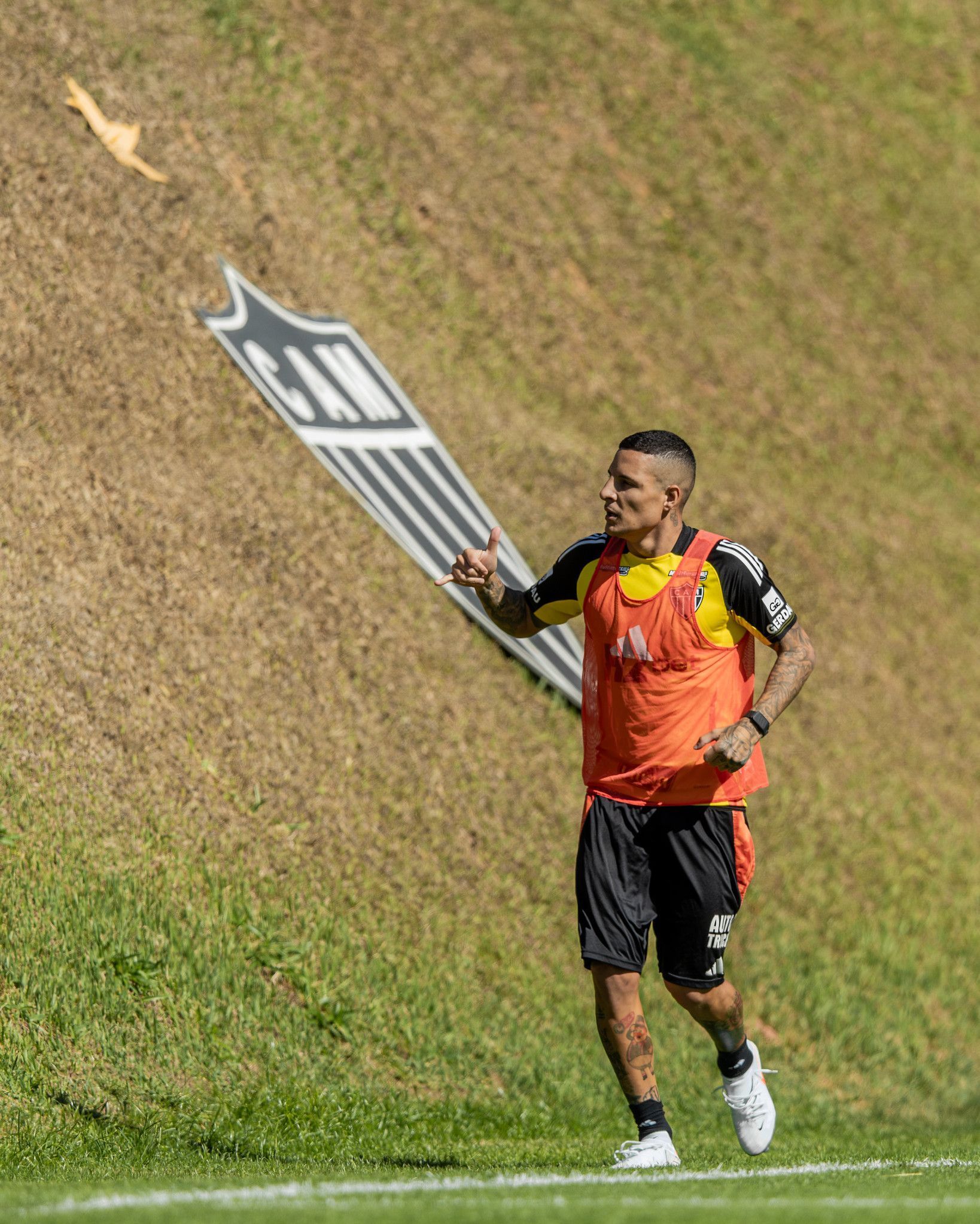 Guilherme Arana é liberado pelo DM e reforça Atlético na volta do Brasileirão