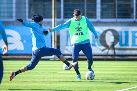 À direita, Kannemann, desfalque do Grêmio contra o São José