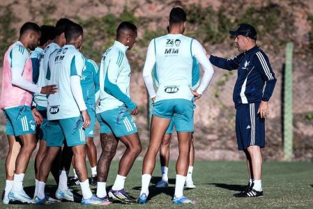 Técnico Leonardo Jardim comandando treino do Cruzeiro para partida contra o Banfield
