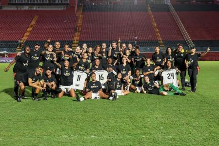 Elenco do Atlético reunido após jogo do acesso
