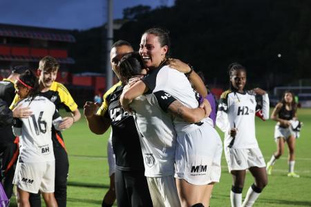 Jogadoras do Atlético em partida no Barradão, em Salvador