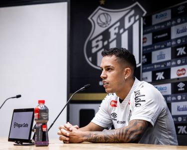 Igor Vinícius foi apresentado como reforço do Santos