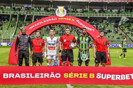 Sidimar e Ricardo Silva, capitães de Athletic e América, respectivamente, no jogo do primeiro turno
