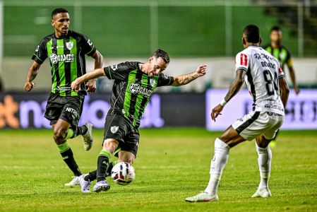 Jogadores do América na derrota para o Athletic, pela Série B