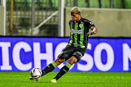 Cauan Barros em ação pelo América