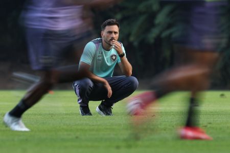 Davide Ancelotti observa atividade do Botafogo no CT Lonier