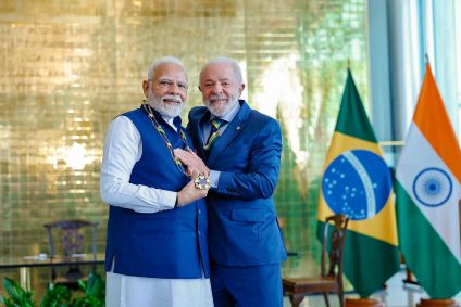 O presidente Lula (dir.) e o primeiro-ministro da Índia, Narendra Modi (esq.)