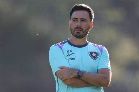 Davide Ancelotti inicia trabalho como técnico do Botafogo: italiano conheceu a estrutura do CT Lonier e comandou a primeira atividade com o elenco