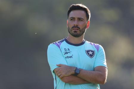Davide Ancelotti inicia trabalho como técnico do Botafogo: italiano conheceu a estrutura do CT Lonier e comandou a primeira atividade com o elenco
