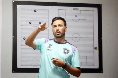 Davide Ancelotti inicia trabalho como técnico do Botafogo: italiano conheceu a estrutura do CT Lonier e comandou a primeira atividade com o elenco