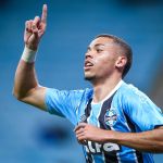 Jovem 'carimba' titularidade no Grêmio antes de enfrentar o Cruzeiro