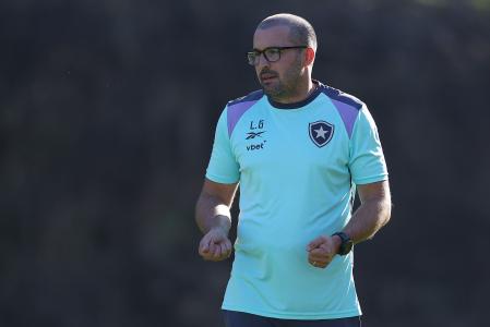 Luca Guerra, preparador físico da comissão técnica de Davide Ancelotti, durante treino do Botafogo