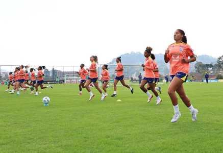 Elenco da Seleção Brasileira durante treino