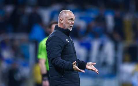 Mano Menezes à beira do campo de Grêmio 2x0 São José pela Recopa Gaúcha